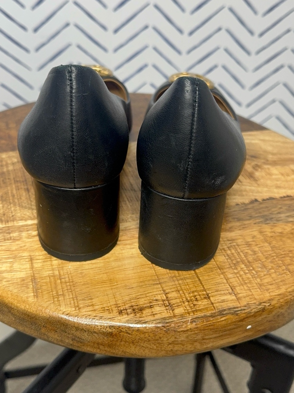 Tory Burch Black Leather Block Heel Pumps Gold Logo Medallion Excellent Size 8.5 - Picture 3 of 11